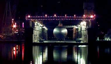 USS MINNEAPOLIS-ST PAUL in Dry Dock (Resolute AFDM-10) at Norfolk Naval Station, Virgina, Dec 12 1996